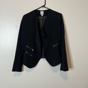 Nice sports like jacket, feels comfy and does feel warm